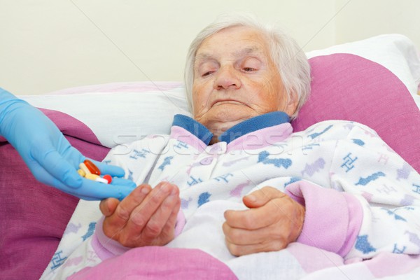 Nyugdíjas élet idős nő tabletták egészség gyógyszer Stock fotó © ocskaymark