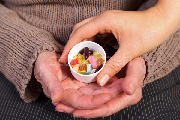 Stockfoto: Ziekte · het · voorkomen · verpleegkundige · hand · pillen