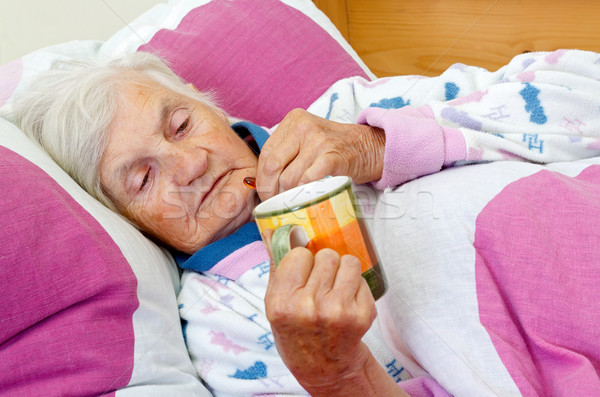 Nyugdíjas élet gyönyörű idős nő ház orvosi Stock fotó © ocskaymark