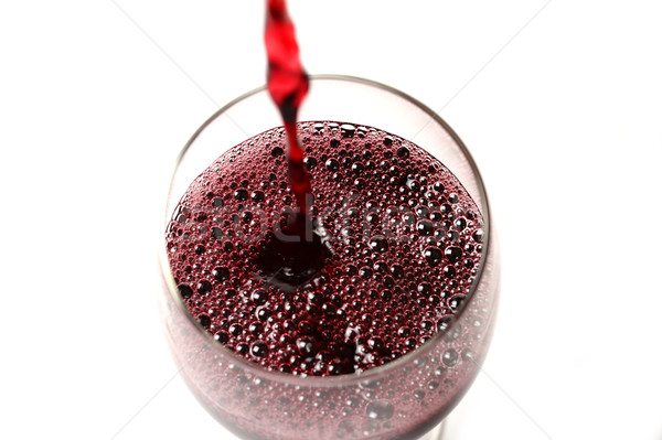 Wino czerwone strumienia szkła odizolowany biały wina Zdjęcia stock © ocusfocus