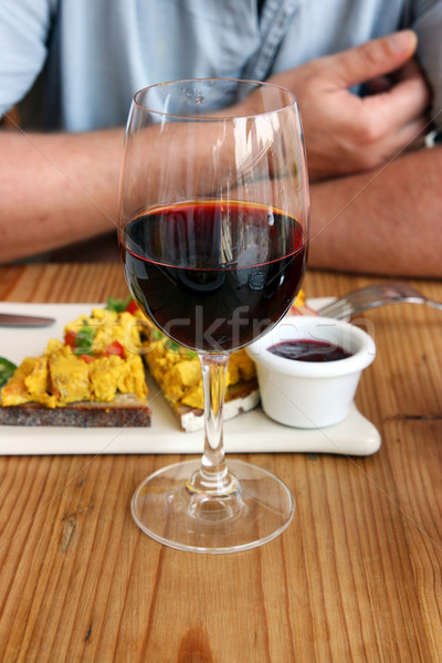 üveg vörösbor asztal étel kéz férfiak Stock fotó © offscreen