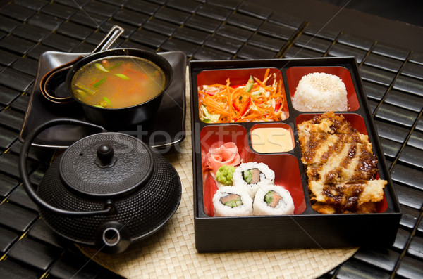 Foto stock: Sushi · almoço · sopa · salada · chá · molho
