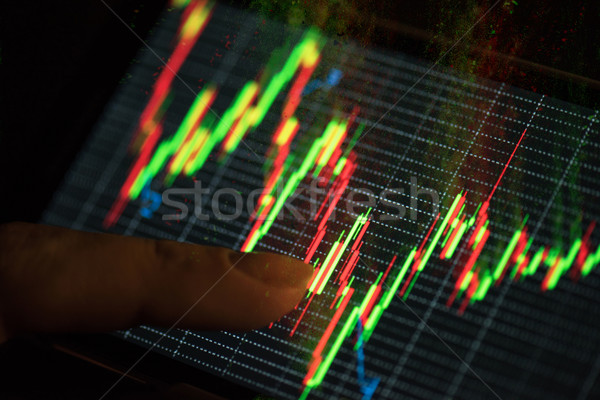 Komórkowych finansów ekranu telefonu statystyczny ceny Zdjęcia stock © olira