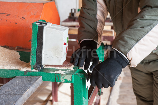 Carpinteiro trabalhando serraria foto mão Foto stock © olira