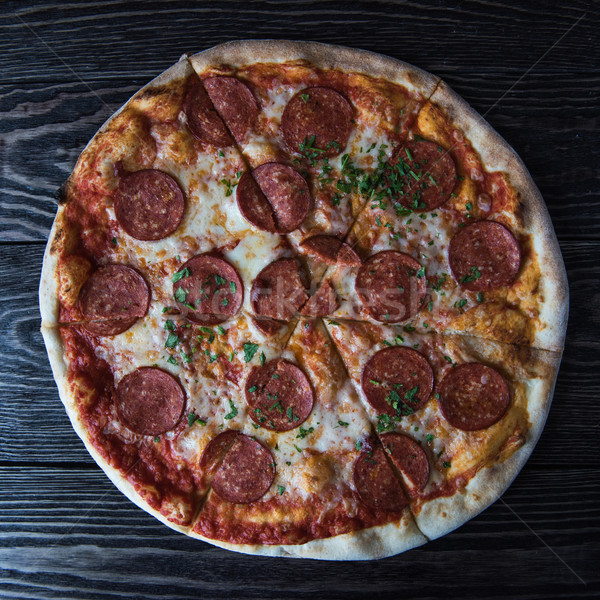 Savoureux pepperoni pizza table en bois restaurant table Photo stock © olira