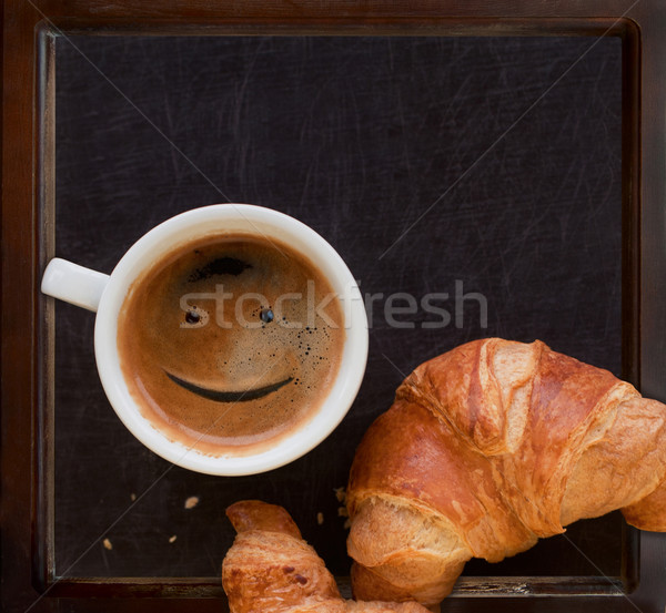 微笑 咖啡 新月形麵包 板 食品 家 商業照片 © olira