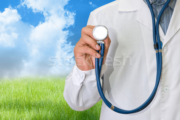 Arzt Mann grünen Gras blauer Himmel grünen Stock foto © olira