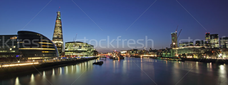 Felhőkarcoló Temze folyó bank London égbolt Stock fotó © ollietaylorphotograp