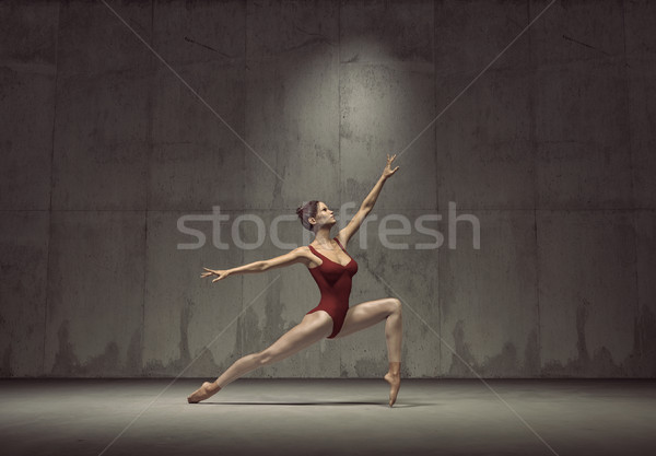 Genç güzel jimnastikçi poz kırmızı kostüm Stok fotoğraf © orla