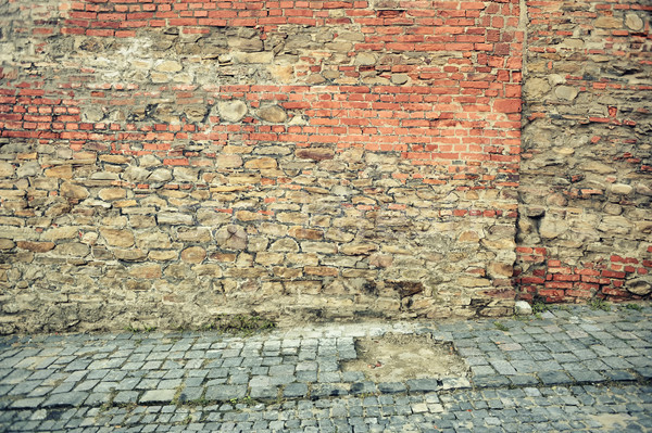 Vieux rouge mur de briques rue ville bâtiment [[stock_photo]] © orla