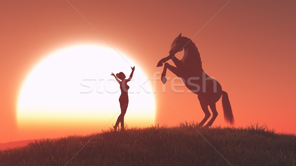 Mulher Bonita Sorrindo Em Frente Ao Cavalo No Pôr Do Sol Imagem de