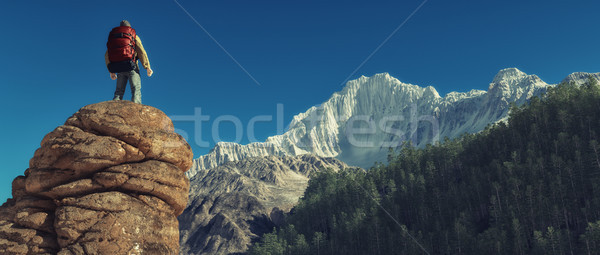 Jeune homme up montagne admirer paysages hiver Photo stock © orla