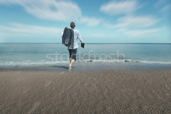 Imprenditore piedi acqua esecuzione felice mare Foto d'archivio © orla