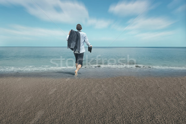 Zakenman voeten water lopen gelukkig zee Stockfoto © orla