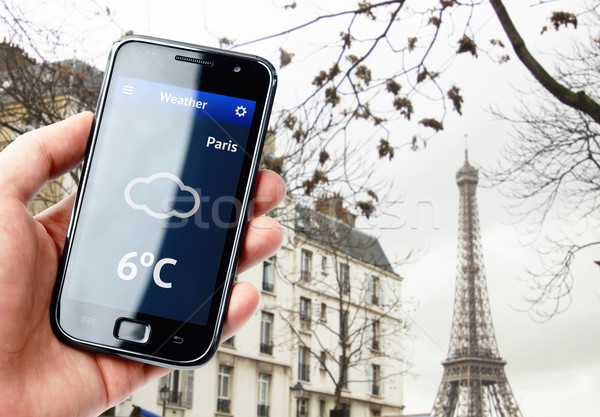 Hand halten Smartphone Wetter Paris Bildschirm Stock foto © pab_map