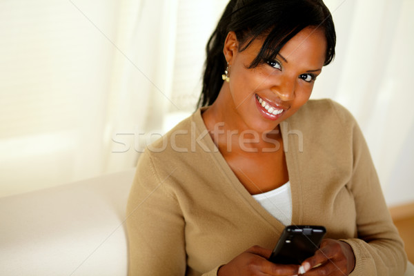 Lächelnde Frau schauen Nachricht Porträt Mobiltelefon Stock foto © pablocalvog