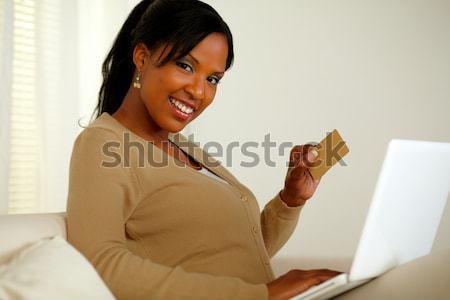 Stock fotó: Gyönyörű · afroamerikai · nő · dolgozik · laptop · portré · néz