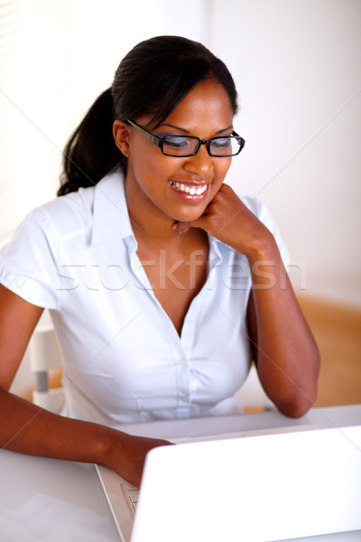 Młoda kobieta Internetu laptop pracy czarny okulary Zdjęcia stock © pablocalvog