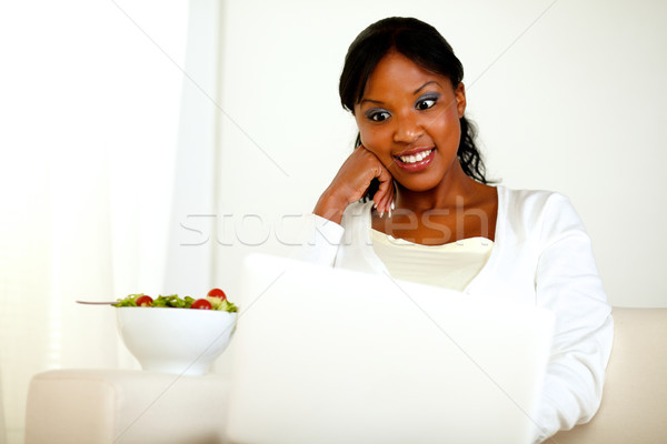 Surpreendido mulher negra alimentação salada retrato Foto stock © pablocalvog