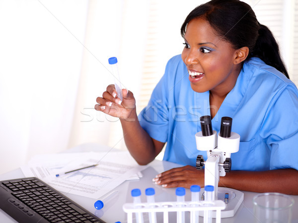 Verwonderd wetenschappelijk vrouwelijke naar reageerbuis laboratorium Stockfoto © pablocalvog
