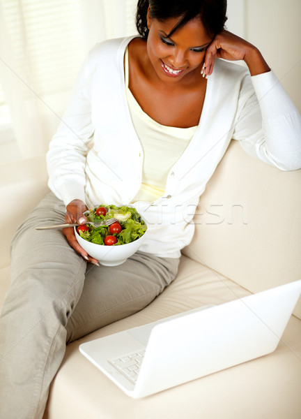 Adulto donna nera mangiare sano verde insalata top Foto d'archivio © pablocalvog