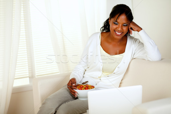 Stock fotó: Fiatal · nő · reggeli · laptopot · használ · portré · otthon · bent