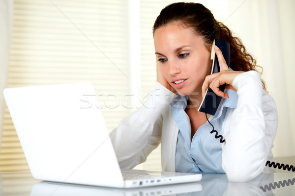 Foto stock: Cansado · mulher · jovem · dor · de · cabeça · telefone · laptop