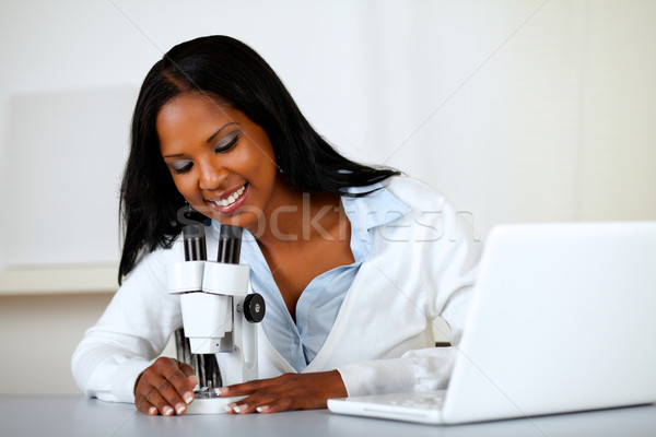 Stockfoto: Amerikaanse · zwarte · vrouw · werken · microscoop · portret · zachte
