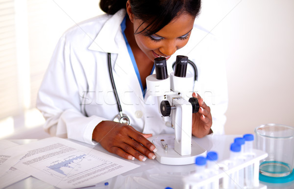 Medycznych lekarza kobiet pracy mikroskopem laboratorium Zdjęcia stock © pablocalvog