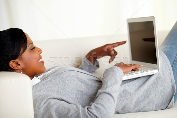 Stockfoto: Jonge · vrouw · wijzend · werken · laptop