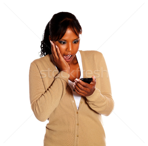 Zdziwiony czarnej kobiety czytania wiadomość odizolowany Zdjęcia stock © pablocalvog
