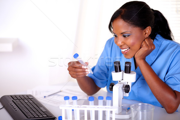 商業照片: 科學的 · 年輕 · 女 · 工作的 · 實驗室 · 顯微鏡