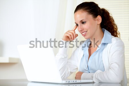 Uśmiechnięta kobieta czytania laptop ekranu dziewczyna Zdjęcia stock © pablocalvog