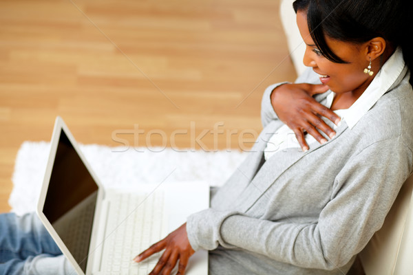 Surpreendido mulher jovem leitura mensagem laptop topo Foto stock © pablocalvog