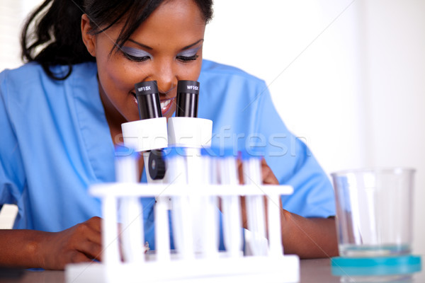 Wissenschaftlichen Frau Mikroskop Labor Lächeln Krankenhaus Stock foto © pablocalvog