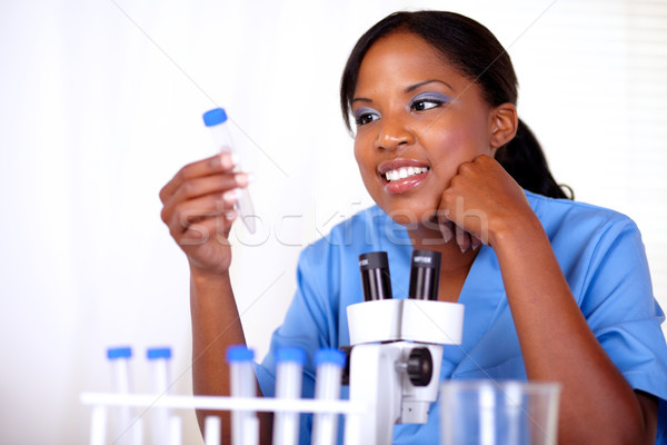 Wissenschaftlichen Frau halten schauen Reagenzglas Labor Stock foto © pablocalvog