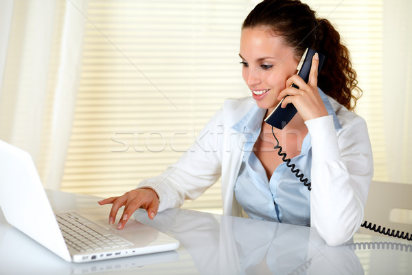 Atractiv caucazian femeie lucru laptop Imagine de stoc © pablocalvog