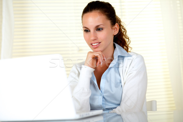 Zamyślony atrakcyjny młodych kobiet za pomocą laptopa biuro Zdjęcia stock © pablocalvog