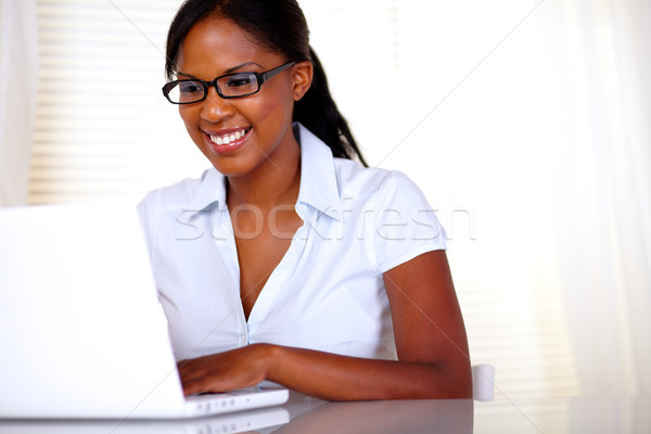 Stockfoto: Glimlachende · vrouw · zwarte · bril · werken · laptop · kantoor