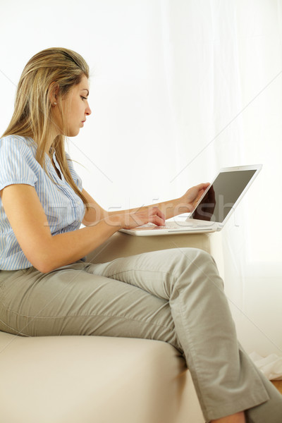 Kobieta za pomocą laptopa portret młoda kobieta dziewczyna świetle Zdjęcia stock © pablocalvog