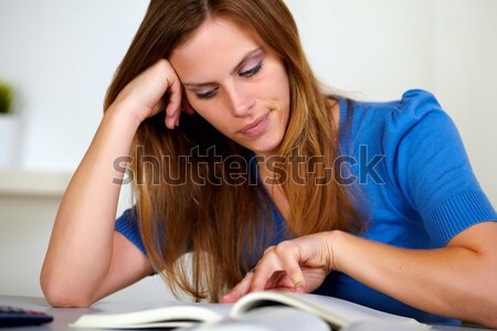 Schönen junge Mädchen Studium Porträt Lesung Stock foto © pablocalvog