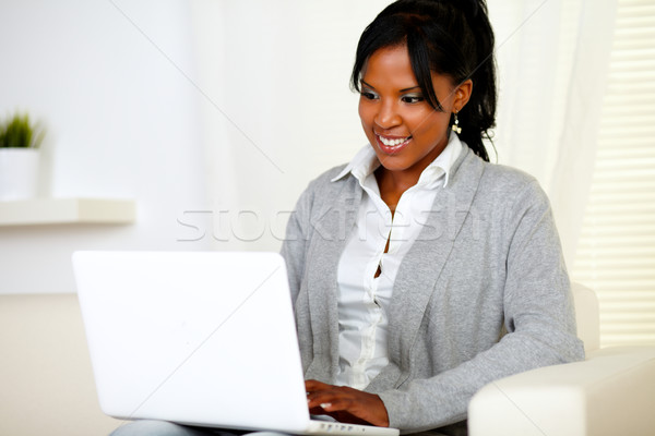 Stockfoto: Glimlachende · vrouw · met · behulp · van · laptop · portret · vergadering · sofa · home