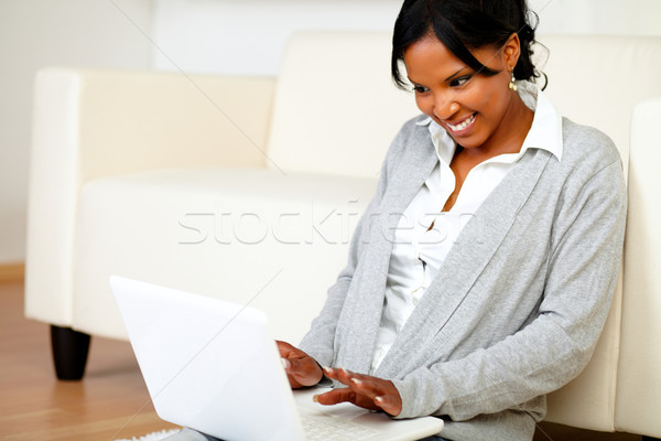 Stockfoto: Gelukkig · jonge · vrouw · werken · laptop · portret · vrouw