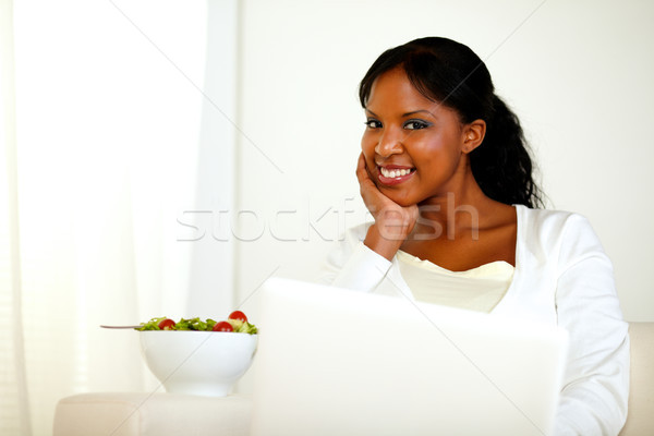 Bájos afroamerikai nő néz mosolyog portré salátástál Stock fotó © pablocalvog