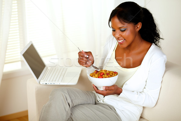 Stockfoto: Mooie · vrouw · ontbijt · met · behulp · van · laptop · portret · home