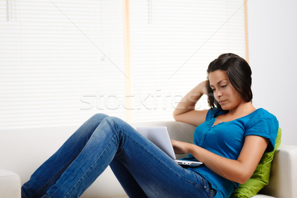 Сток-фото: женщину · концентрированный · используя · ноутбук · портрет · красивой
