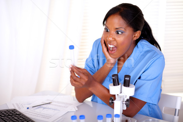 überrascht wissenschaftlichen Frau schauen Reagenzglas Labor Stock foto © pablocalvog