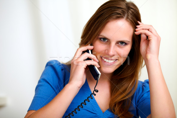 Stockfoto: Aantrekkelijk · glimlachend · blond · jonge · vrouw · telefoon · portret