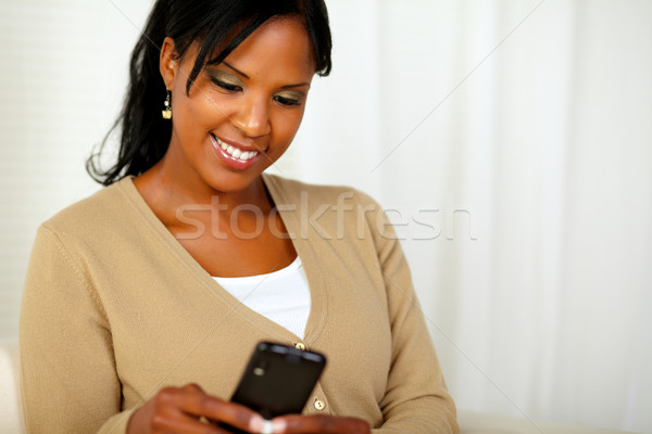 優しい 黒人女性 送信 メッセージ 肖像 携帯電話 ストックフォト © pablocalvog