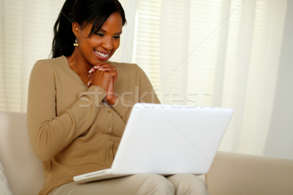 Szczęśliwy młoda kobieta uśmiechnięty patrząc laptop portret Zdjęcia stock © pablocalvog